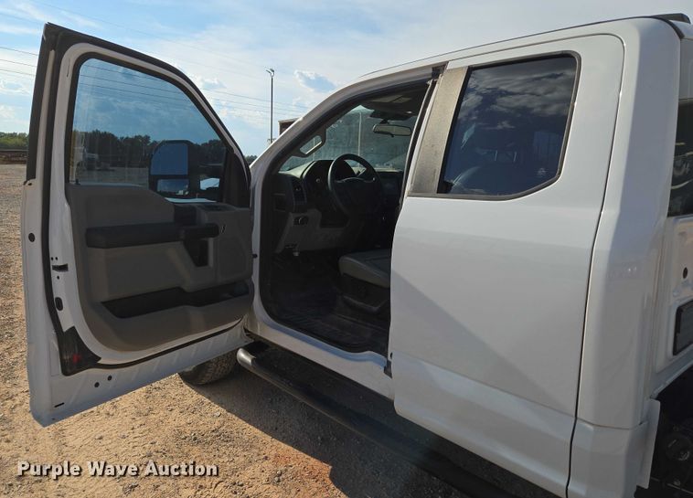 image for item EU3733 2020 Ford F250 Super Duty SuperCab pickup truck cab and chassis