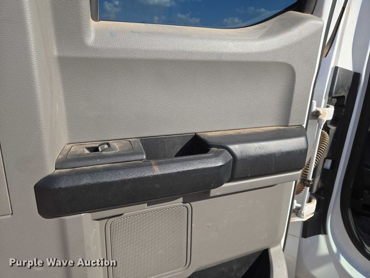 image for item EU3733 2020 Ford F250 Super Duty SuperCab pickup truck cab and chassis