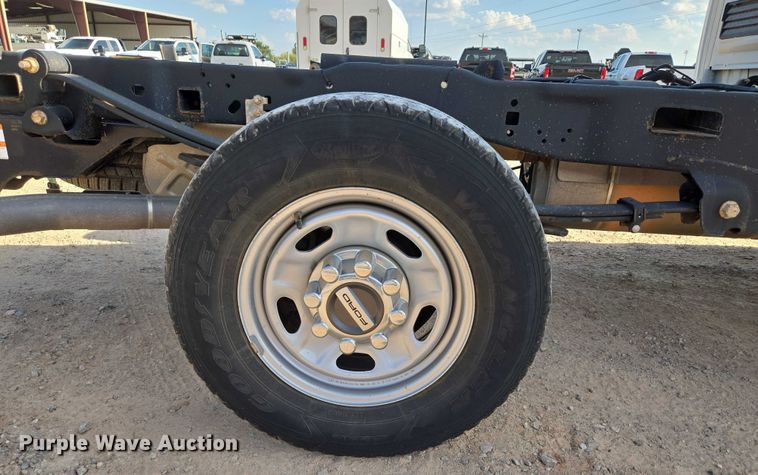 image for item EU3733 2020 Ford F250 Super Duty SuperCab pickup truck cab and chassis