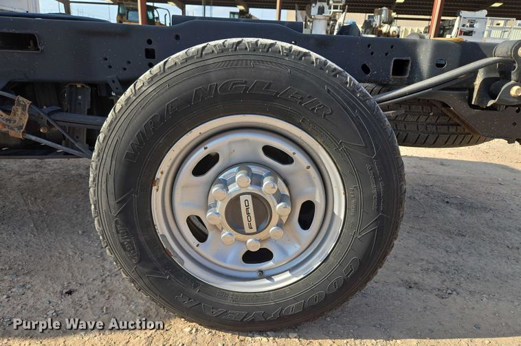 image for item EU3733 2020 Ford F250 Super Duty SuperCab pickup truck cab and chassis