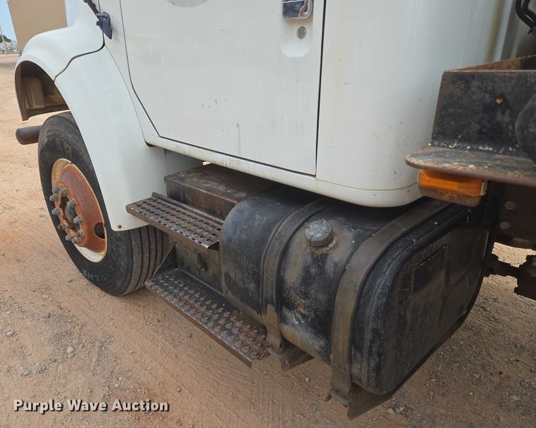 image for item EU3739 1993 International F-4900 winch truck