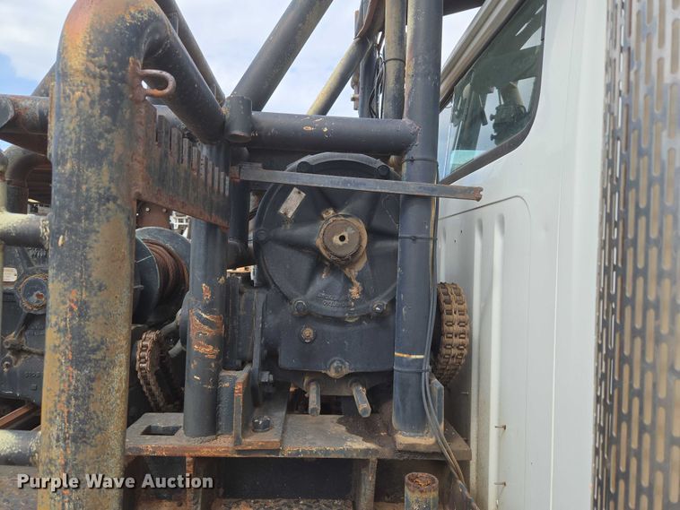 image for item EU3739 1993 International F-4900 winch truck