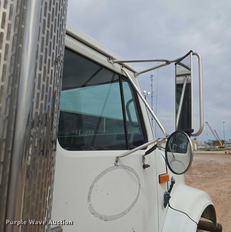 image for item EU3739 1993 International F-4900 winch truck