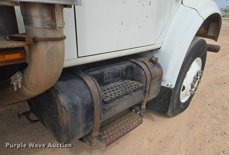 image for item EU3739 1993 International F-4900 winch truck