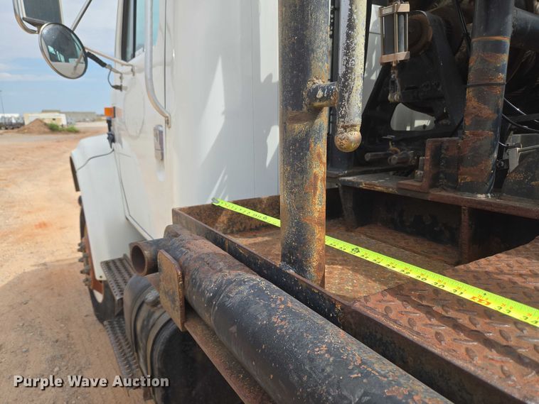 image for item EU3739 1993 International F-4900 winch truck