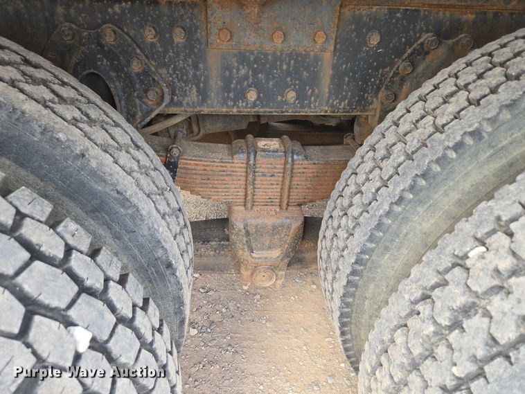 image for item EU3739 1993 International F-4900 winch truck