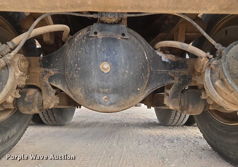 image for item EU3739 1993 International F-4900 winch truck