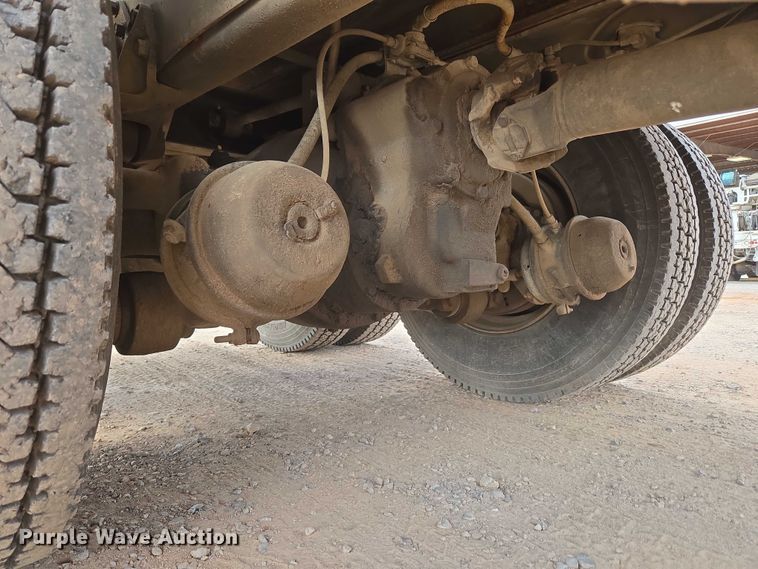 image for item EU3739 1993 International F-4900 winch truck