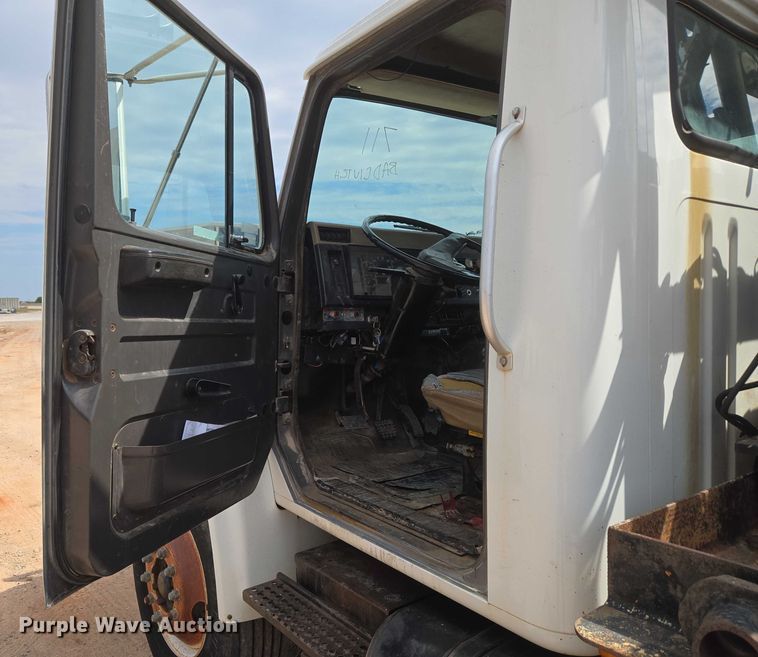 image for item EU3739 1993 International F-4900 winch truck