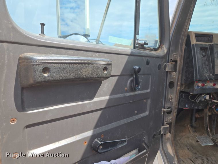 image for item EU3739 1993 International F-4900 winch truck