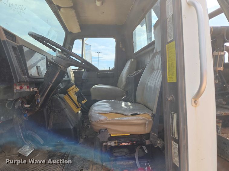 image for item EU3739 1993 International F-4900 winch truck