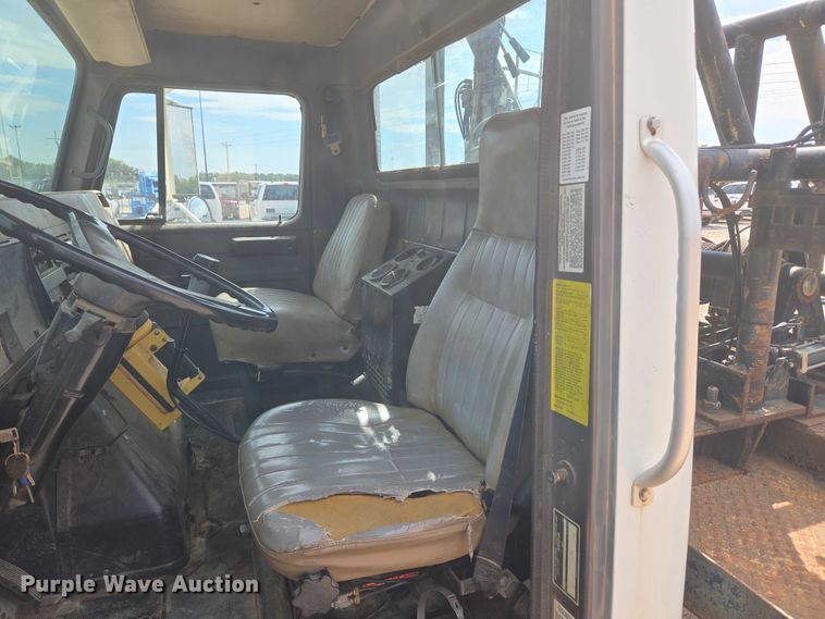 image for item EU3739 1993 International F-4900 winch truck