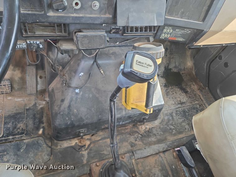 image for item EU3739 1993 International F-4900 winch truck