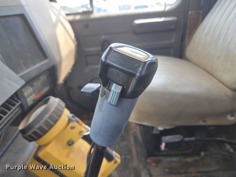 image for item EU3739 1993 International F-4900 winch truck