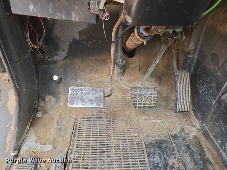 image for item EU3739 1993 International F-4900 winch truck