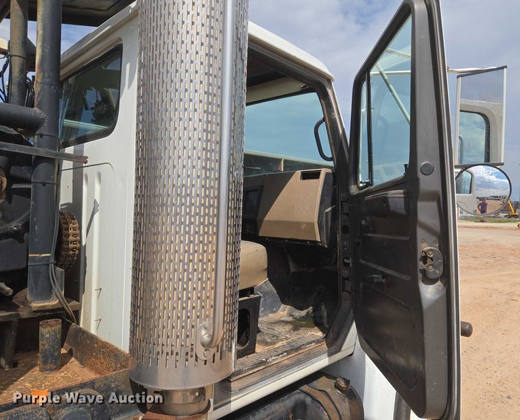 image for item EU3739 1993 International F-4900 winch truck