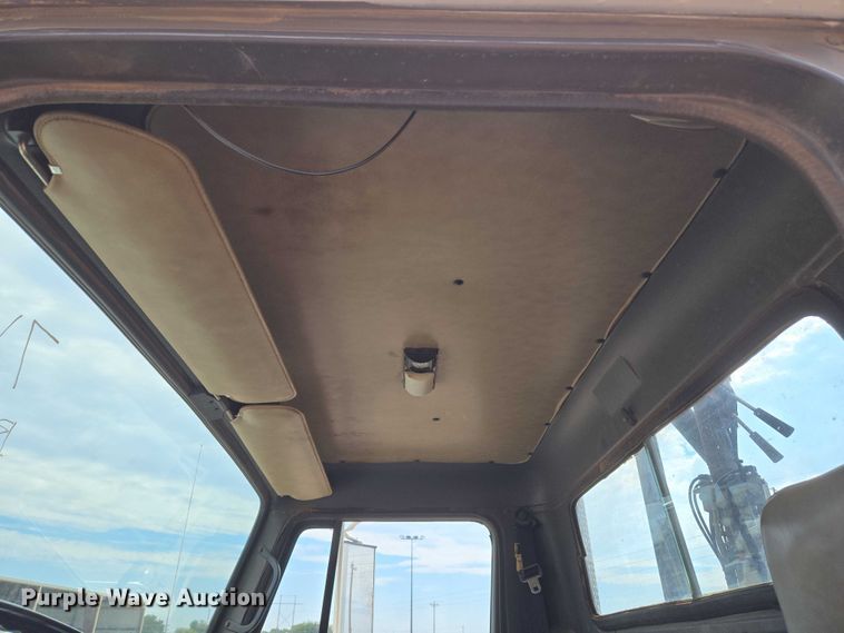 image for item EU3739 1993 International F-4900 winch truck