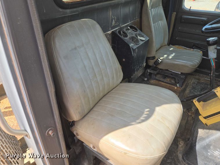 image for item EU3739 1993 International F-4900 winch truck