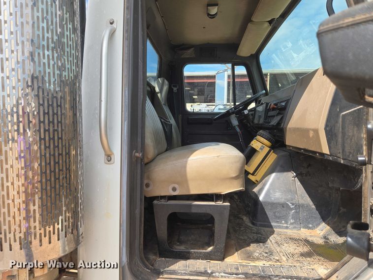 image for item EU3739 1993 International F-4900 winch truck