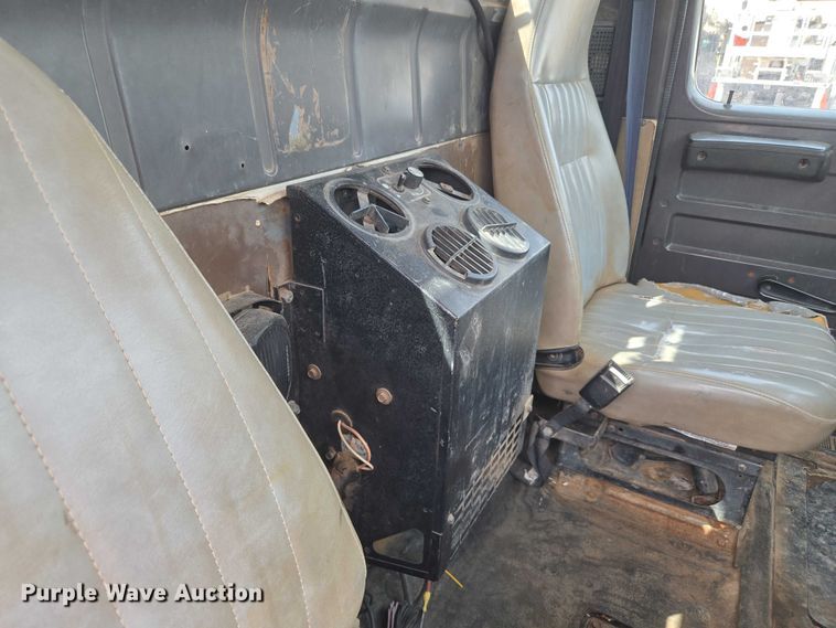 image for item EU3739 1993 International F-4900 winch truck