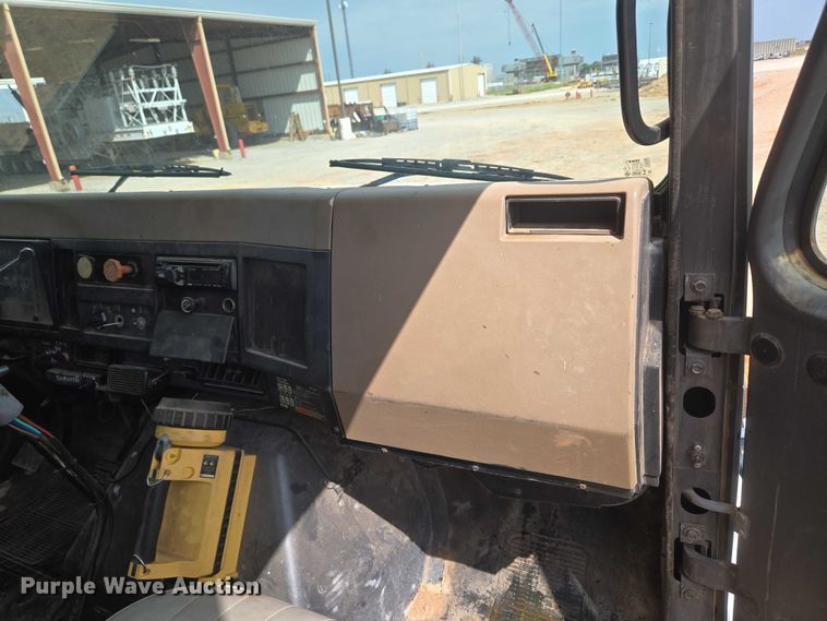 image for item EU3739 1993 International F-4900 winch truck