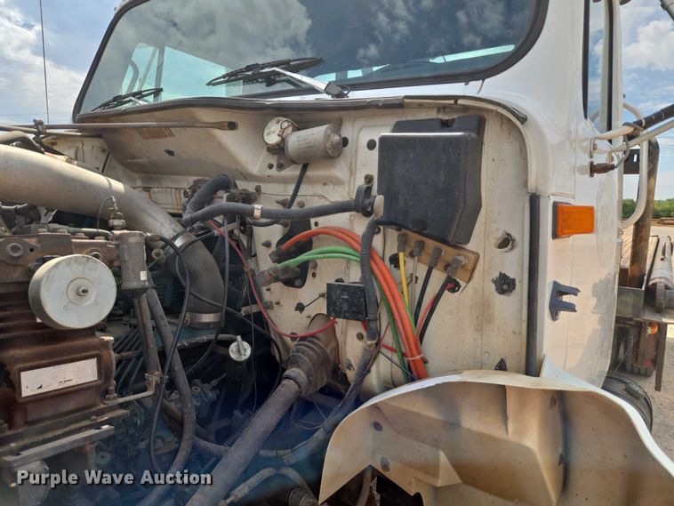 image for item EU3739 1993 International F-4900 winch truck