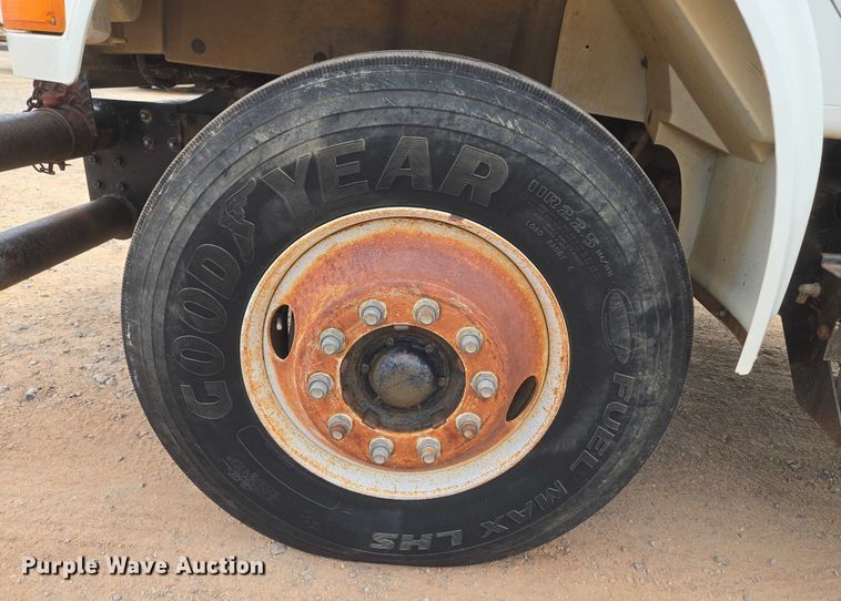 image for item EU3739 1993 International F-4900 winch truck