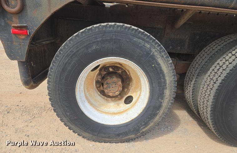 image for item EU3739 1993 International F-4900 winch truck