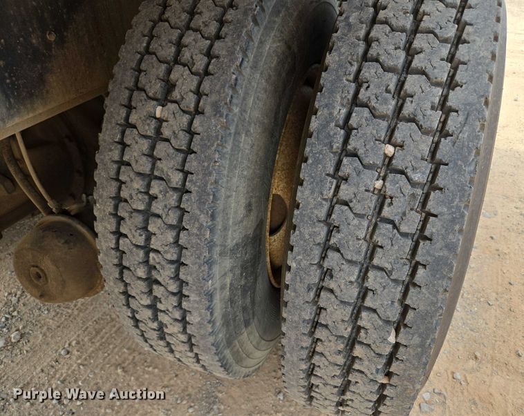 image for item EU3739 1993 International F-4900 winch truck