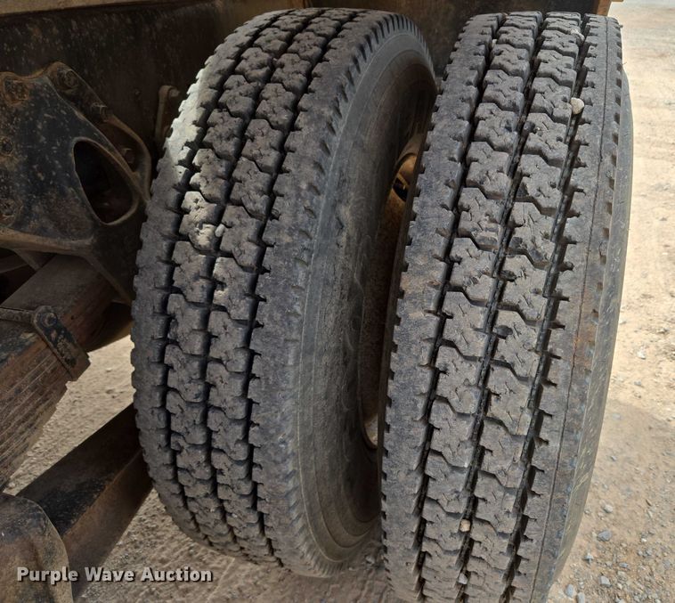 image for item EU3739 1993 International F-4900 winch truck