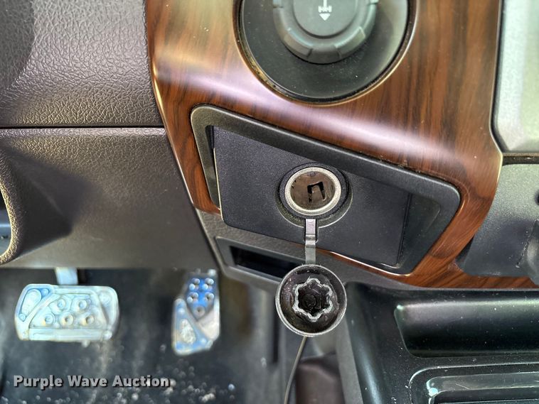 image for item EU4664 2013 Ford F250 Super Duty Crew Cab pickup truck