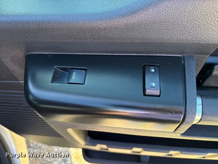 image for item EU4664 2013 Ford F250 Super Duty Crew Cab pickup truck