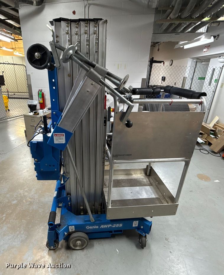 image for item EU5003 2005 Genie AWP-25S vertical lift