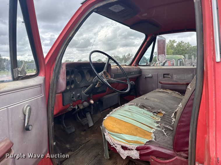 image for item EU6023 1981 GMC 6000 flatbed truck