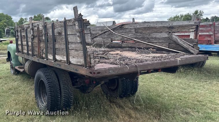 image for item EU6024 1948 Chevrolet flatbed truck