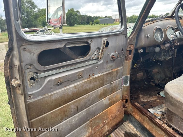 image for item EU6024 1948 Chevrolet flatbed truck