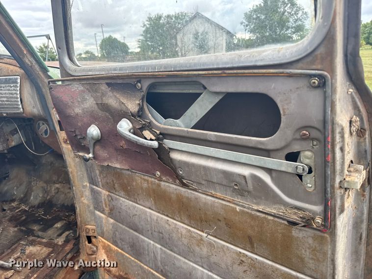 image for item EU6024 1948 Chevrolet flatbed truck