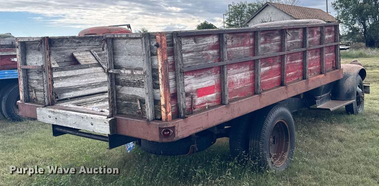 image for item EU6026 1946 Chevrolet flatbed truck