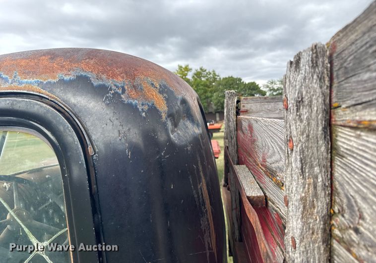 image for item EU6026 1946 Chevrolet flatbed truck