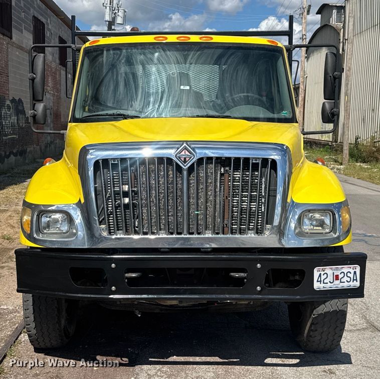 image for item EV1882 2005 International 7500 flatbed truck