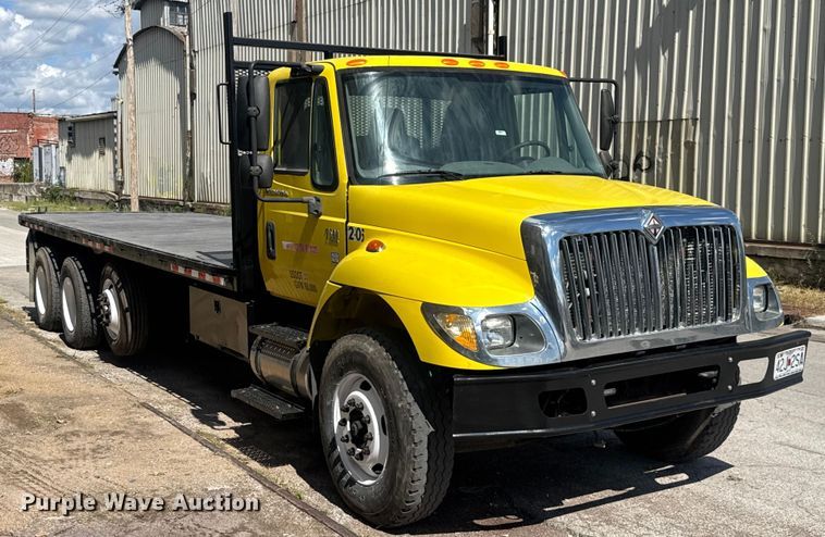 image for item EV1882 2005 International 7500 flatbed truck