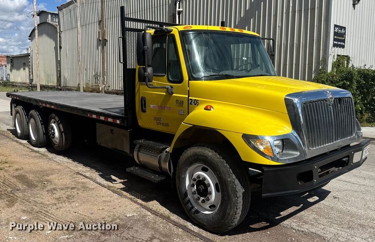 image for item EV1882 2005 International 7500 flatbed truck
