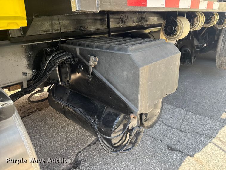 image for item EV1882 2005 International 7500 flatbed truck