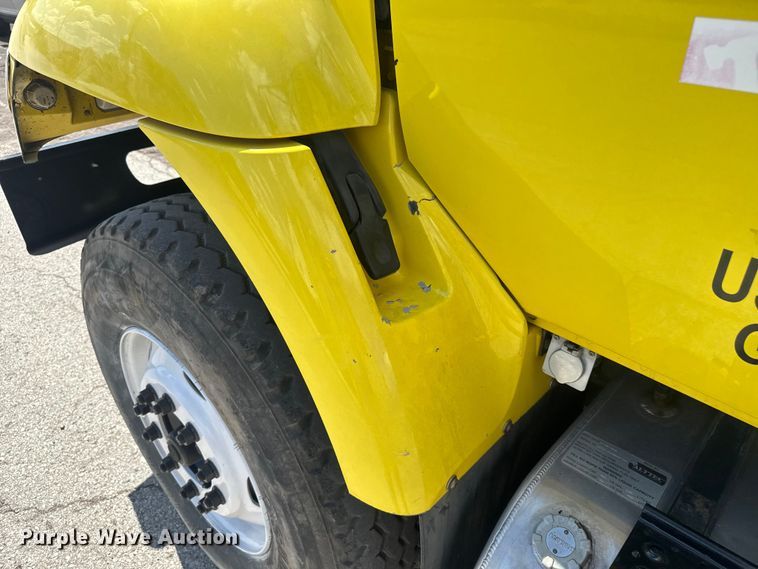 image for item EV1882 2005 International 7500 flatbed truck