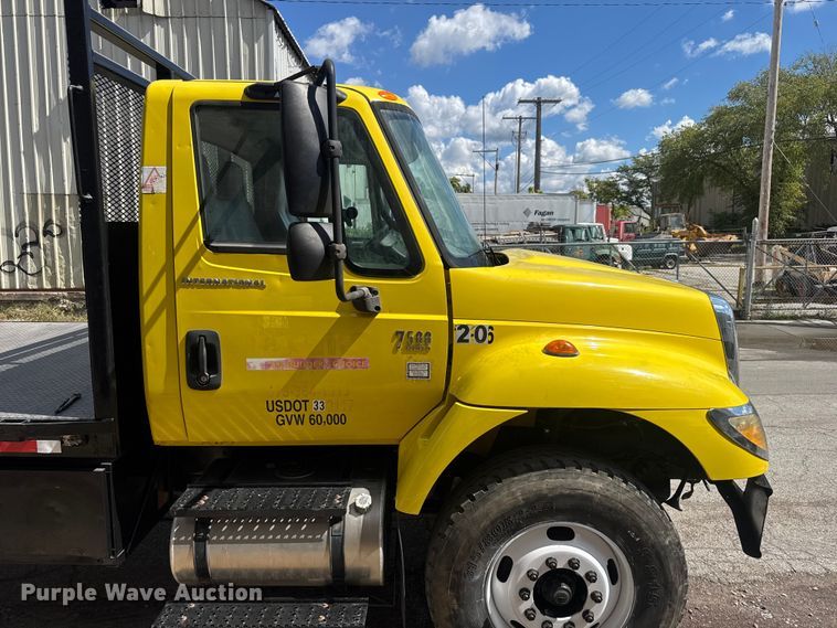 image for item EV1882 2005 International 7500 flatbed truck