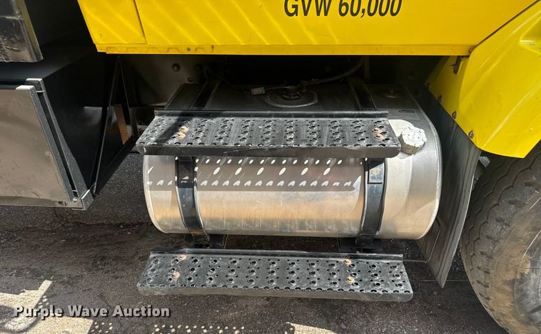 image for item EV1882 2005 International 7500 flatbed truck