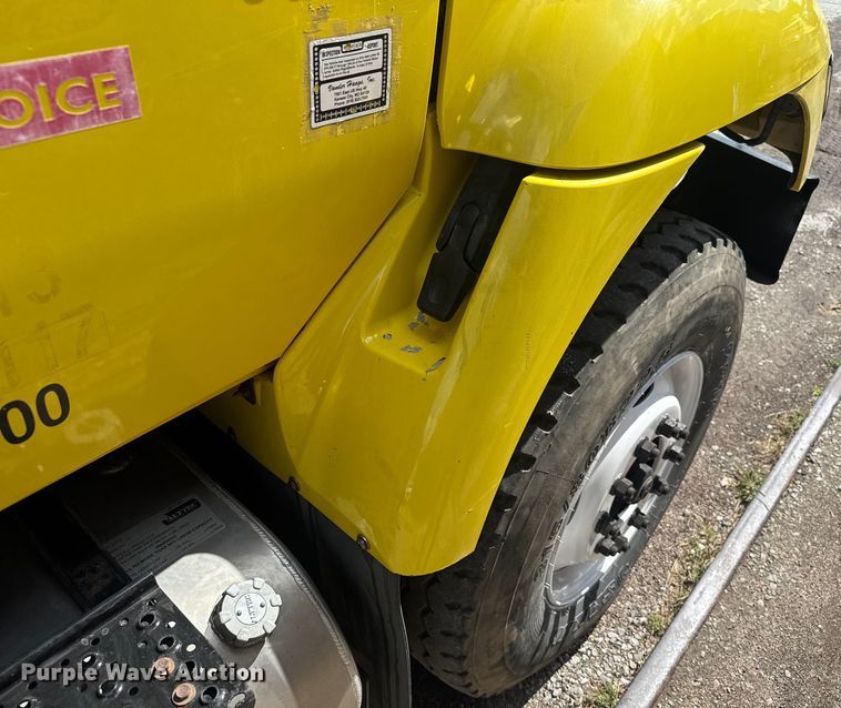 image for item EV1882 2005 International 7500 flatbed truck