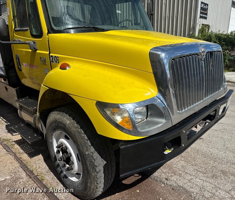 image for item EV1882 2005 International 7500 flatbed truck