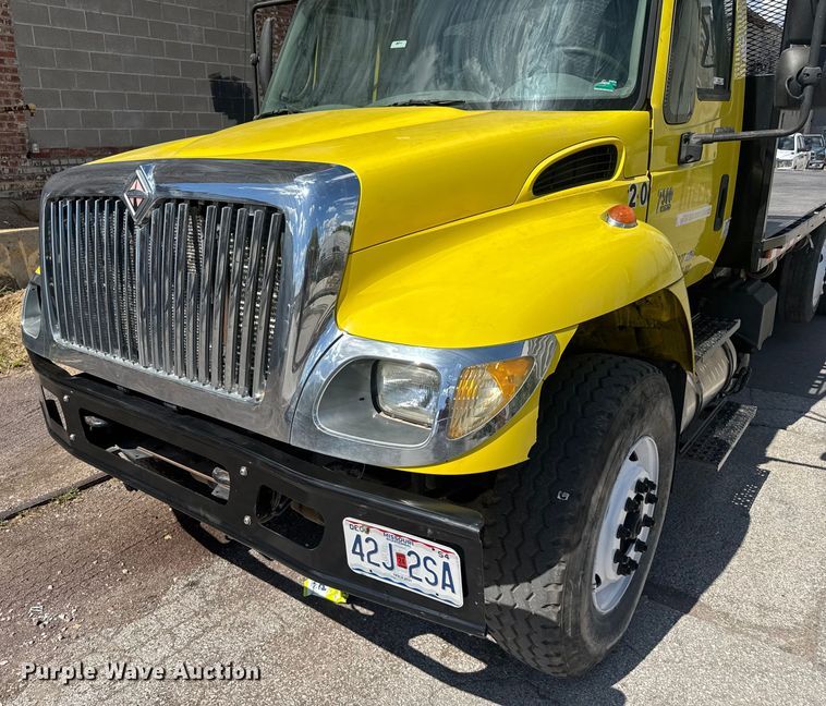 image for item EV1882 2005 International 7500 flatbed truck