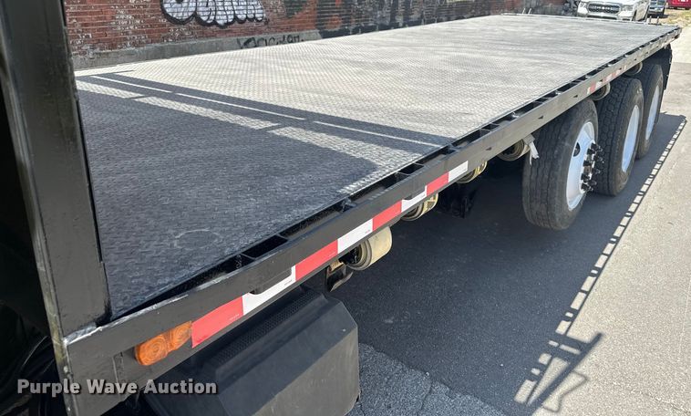 image for item EV1882 2005 International 7500 flatbed truck